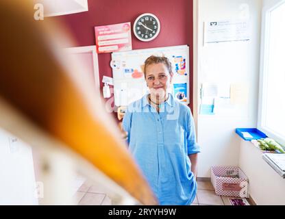 Bad Kreuznach, Deutschland. 30. August 2023. Alexandra Böning, Direktorin des Frauenheims Bad Kreuznach, steht in der Anlage. Für die Betroffenen ist es oft schwierig, in ein Frauenhaus zu gehen. Aber auch jenseits ihrer eigenen Gefühle sind die Hürden hoch: Nur selten ist auch ein Platz frei. (Zu dpa 'Life in a Women's Shelter: 'People Who Get Back to me') Credit: Andreas Arnold/dpa/Alamy Live News Stockfoto