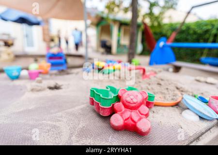 Bad Kreuznach, Deutschland. 30. August 2023. Im Frauenhaus in Bad Kreuznach befinden sich mehrere Sandformen auf dem Kinderspielplatz. Für die Betroffenen ist es oft schwierig, in ein Frauenhaus zu gehen. Aber auch jenseits ihrer eigenen Gefühle sind die Hürden hoch: Nur selten ist auch ein Platz frei. (Zu dpa 'Life in a Women's Shelter: 'People Who Get Back to me') Credit: Andreas Arnold/dpa/Alamy Live News Stockfoto