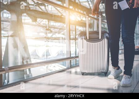 Nahaufnahme der Schönheit Frau reist und hält Trolley Koffer im Flughafen. Das Konzept der Menschen und Lebensstile. Reisen Sie durch die Wor Stockfoto