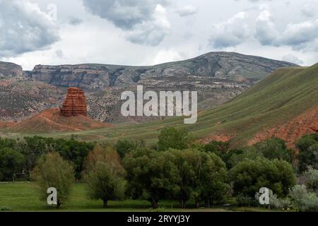 Chimney Rock am Highway 14, nur wenige Kilometer von Greybull, Wyoming, USA, mit White Creek Canyon im Hintergrund. Stockfoto