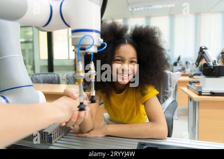 Kinder, die die Hand-Roboter-Technologie verwenden, lernen die Schüler Technologie, was einer der MINT-Kurse ist. Stockfoto