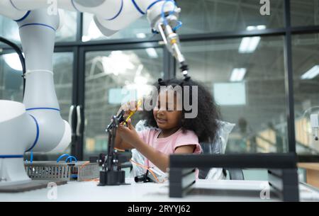 Jugendliche, die die Handrobotertechnologie nutzen, haben Spaß daran, die elektronische Leiterplatte der Handrobotertechnologie zu lernen, wh Stockfoto