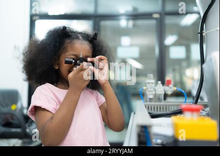 Jugendliche, die die Handrobotertechnologie nutzen, haben Spaß daran, die elektronische Leiterplatte der Handrobotertechnologie zu lernen, wh Stockfoto