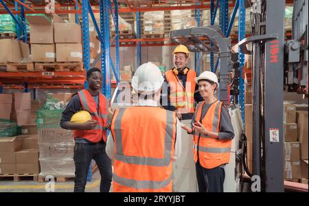 Um Waren aus dem Lager zu kleinen Händlern zu bringen und diese Nacht zu beenden, haben der Manager, der Vorarbeiter und die Lagerarbeiter m Stockfoto