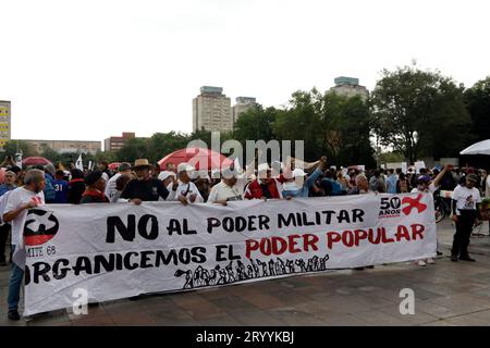 Mexiko-Stadt, Mexiko. Oktober 2023. 2. Oktober 2023, Mexiko-Stadt, Mexiko: Verwandte und Überlebende des Tlatelolco-Massakers 1968 anlässlich des 55. Jahrestages des Staatsverbrechens auf dem Platz der drei Kulturen in Mexiko-Stadt. Am 2. Oktober 2023 in Mexiko-Stadt, Mexiko (Foto: Luis Barron/Eyepix Group). Quelle: Eyepix Group/Alamy Live News Stockfoto