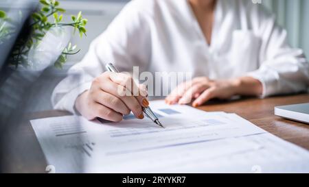 Prüfer oder Internal Revenue Service Personal, Business Frauen Prüfung der Jahresabschlüsse der Unternehmen. Audit Konzept. Stockfoto