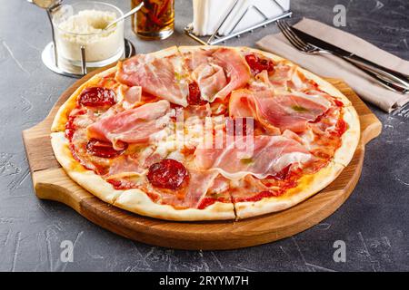 Pizza mit Salami und Schinken Stockfoto