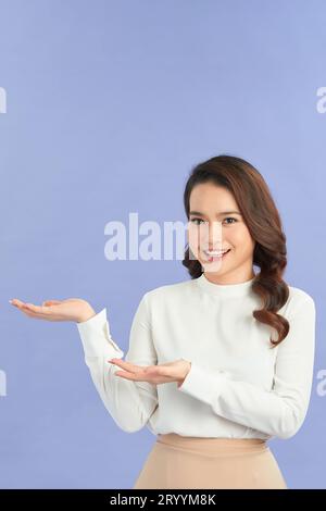 Asiatische Schönheitsfrau lächelt mit einem charmanten und zeigt dir etwas Stockfoto