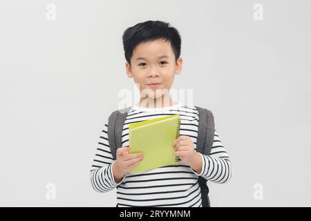 Asiatischer Schuljunge, der Notizbücher hält, isoliert auf weißem Hintergrund - Banner Stockfoto