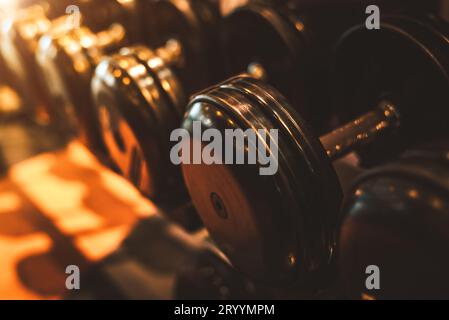 Kurzhantelset aus schwarzem Stahl. Nahaufnahme der Kurzhanteln auf dem Rack im Sport-Fitness-Center-Hintergrund. Workout Training und Fitness Gym CONN Stockfoto