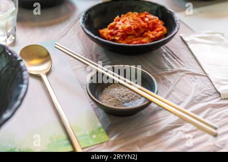 Ein Teller Kimchi ist eine beliebte koreanische Beilage. Stockfoto