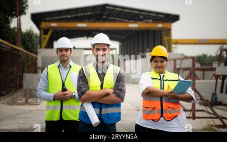 Architekt Portrait Bauleiter und Bauingenieur, der an einem Bauprojekt arbeitet Stockfoto