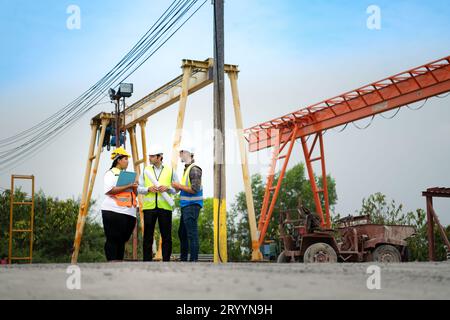 Eine Gruppe von Architekten, Baumeistern und Bauingenieuren überprüft die Arbeit und spricht darüber, wie das Projekt im Konsens aussieht Stockfoto