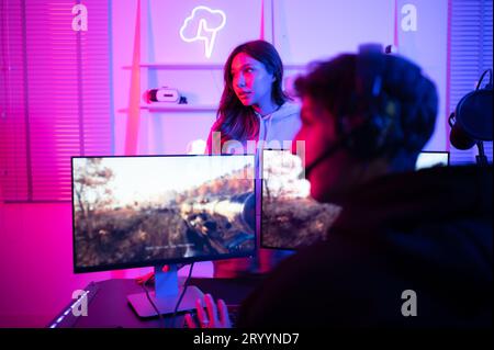 Die Stimmung der Leute, die auf Spiele warten, wenn es nur einen Computer gibt. Wenn das Spiel vorbei ist, ist es an der Zeit, die Spieler zu wechseln. Stockfoto