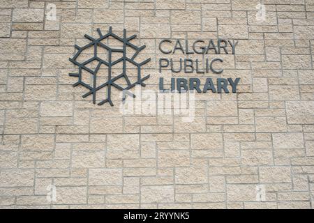 3. September 2023 – Calgary Alberta Canada – Calgary Public Library Logo an der Wand Stockfoto