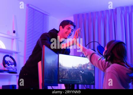 Die Stimmung der Leute, die auf Spiele warten, wenn es nur einen Computer gibt. Wenn das Spiel vorbei ist, ist es an der Zeit, die Spieler zu wechseln. Stockfoto