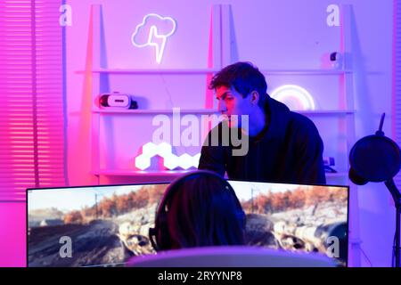 Die Stimmung der Leute, die auf Spiele warten, wenn es nur einen Computer gibt. Wenn das Spiel vorbei ist, ist es an der Zeit, die Spieler zu wechseln. Stockfoto