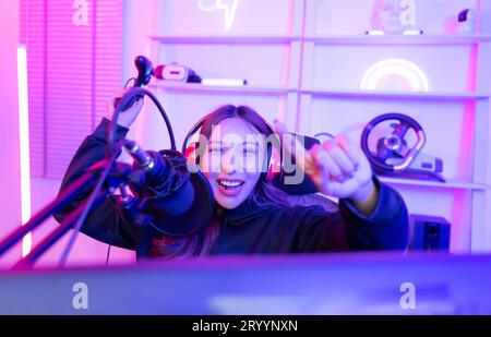 Die Siegesstimmung eines professionellen Gamers, aus dem das Geld und die Prominenz kommen. Stockfoto