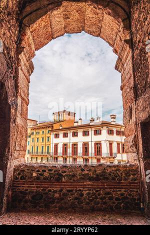 Panoramablick von der Arena auf die Altstadt von Verona in Italien. Stockfoto