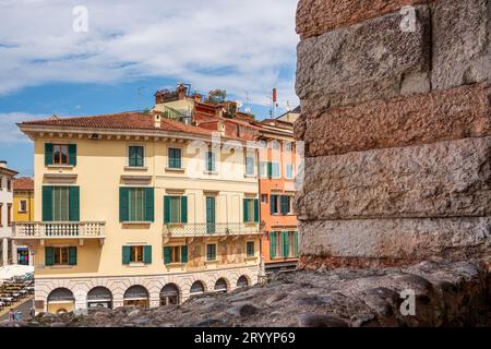 Panoramablick von der Arena auf die Altstadt von Verona in Italien. Stockfoto