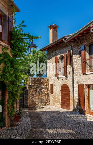 Straße in der Altstadt von Malcesine am Gardasee in Italien. Stockfoto