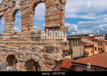 Panoramablick von der Arena auf die Altstadt von Verona in Italien. Stockfoto