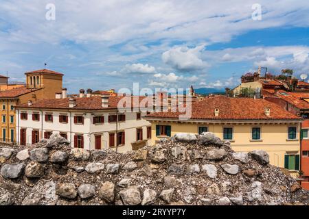 Panoramablick von der Arena auf die Altstadt von Verona in Italien. Stockfoto