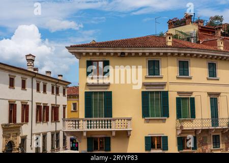 Panoramablick von der Arena auf die Altstadt von Verona in Italien. Stockfoto