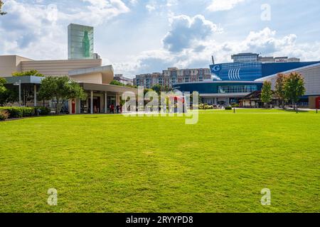 Das World of Coca-Cola Museum und das Georgia Aquarium am Pemberton Place in der Innenstadt von Atlanta, Georgia. (USA) Stockfoto