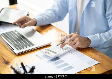 Asiatischer Geschäftsmann im Data Mining Center Statistiker mit Monitoren, die Technologie und Investitionen im Bereich der Unternehmensfinanzierung anzeigen. S Stockfoto