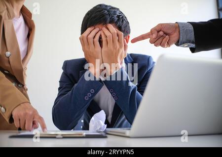 Wütend bossÂ Mobbing mit einem außer Kontrolle geratenen Chef, der einem gestressten Mitarbeiter anruft. Wutangelegenheiten und Stressbanner im Büro verstecken sich Stockfoto