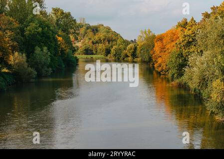 Aus der Vogelperspektive der Drohne sehen Sie ein Sportkanu, das von 2 jungen Männern in türkisfarbenem, klarem Wasser betrieben wird. Kajakfahren auf dem Fluss. Zwei jung Stockfoto