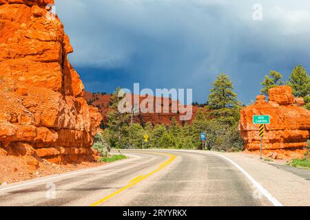 Bergstraße durch den Canyon der roten Wüste Stockfoto