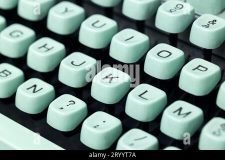 Nahaufnahme einer alten grünen Schreibmaschinentaste. Selektiver Fokus Stockfoto