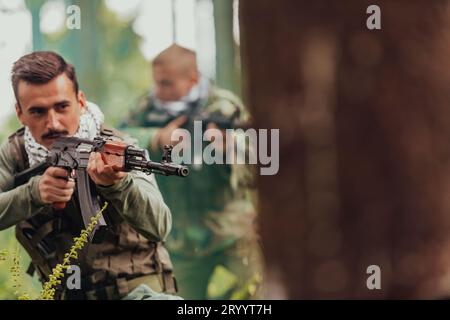 Wütender, militanter, terroristischer Guerillasoldat im Wald Stockfoto