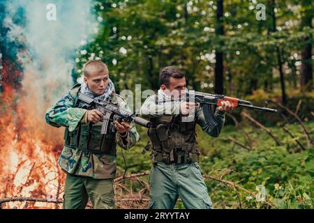 Wütender, militanter, terroristischer Guerillasoldat im Wald Stockfoto