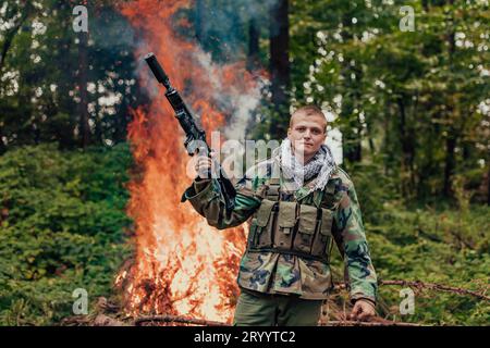 Wütender, militanter, terroristischer Guerillasoldat im Wald Stockfoto