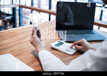 Kreative Idee Geschäftsfrauen mit Glühbirnen Konzept von Ideentechnologie und Kreativität Stockfoto