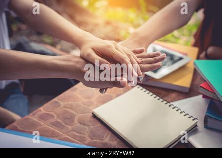 Schließen Sie die Hände von Menschen, die ihre Hände zusammenstecken und stapeln. Freundschaft und Einheit. Teamwork und erfolgreiches Conceed Stockfoto