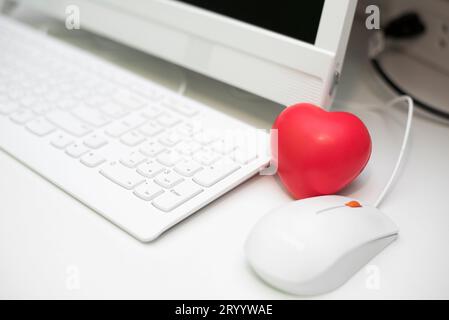 Rotes Herz im Büro mit Computertischset. Kleine und kleine Schwammherzen für Muskelrelaxans im Krankenhaus. Dating und Flir Stockfoto
