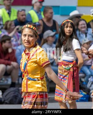 Calgary, Alberta, Kanada. 10. Juli 2023. Eine Frau, die traditionelle philippinische Kleidung bei einer öffentlichen Parade trägt. Stockfoto