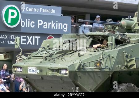 Calgary, Alberta, Kanada. Juli 2023. Ein Nahaufnahme eines Panzers der kanadischen Armee mit einem Soldaten in einem pu Stockfoto