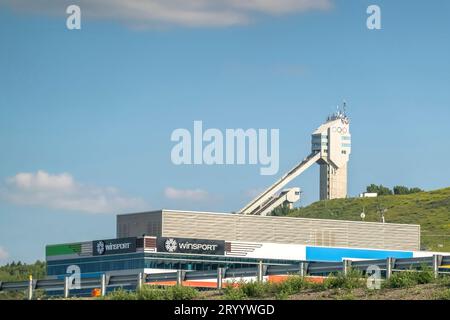 Calgary, Alberta, Kanada. August 2023. WinSport Canada Olympic Park. Eine Skipiste und Mehrzwecktraining und Wettkampfausrüstung Stockfoto