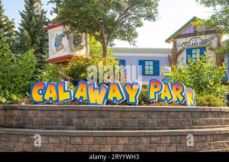 Calgary, Alberta, Kanada. August 2023. Ein Schild für den Calaway Park ist ein Vergnügungspark und Campingplatz in Springbank, Alberta. Stockfoto
