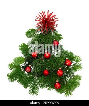 Weihnachtsbaum verziert mit roten Kugeln isoliert auf weißem transparentem Hintergrund. Stockfoto