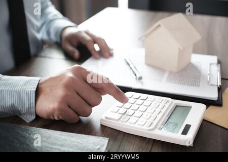 Immobilienauktion Bieter Immobilienverkauf Urteil mit Gavel Wooden. Stockfoto