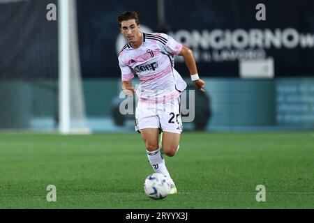 Fabio Miretti von Juventus FC sieht beim Spiel der Serie A zwischen Atalanta BC und Juventus FC am 1. Oktober 2023 im Gewiss-Stadion in Bergamo, Italien, an. Stockfoto