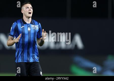 Emil Holm von Atalanta BC sieht beim Spiel der Serie A zwischen Atalanta BC und Juventus FC am 1. Oktober 2023 im Gewiss-Stadion in Bergamo, Italien, zu. Stockfoto