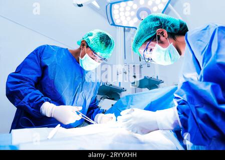 Arzt und Assistenzkrankenschwester operieren für Hilfe Patienten aus gefährlichem Notfall Fall, Krankenhaus und Chirurgie Konzept, Health Care A Stockfoto