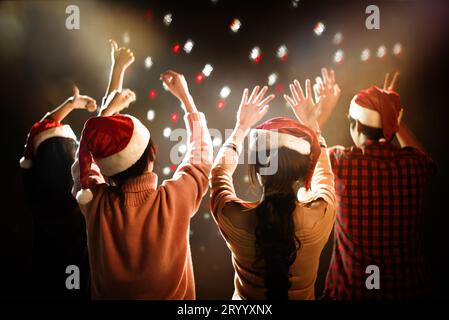 Weihnachten und Silvester Party feiern. Menschen und Urlaub Konzept. Tanzen und Feiern. Stockfoto